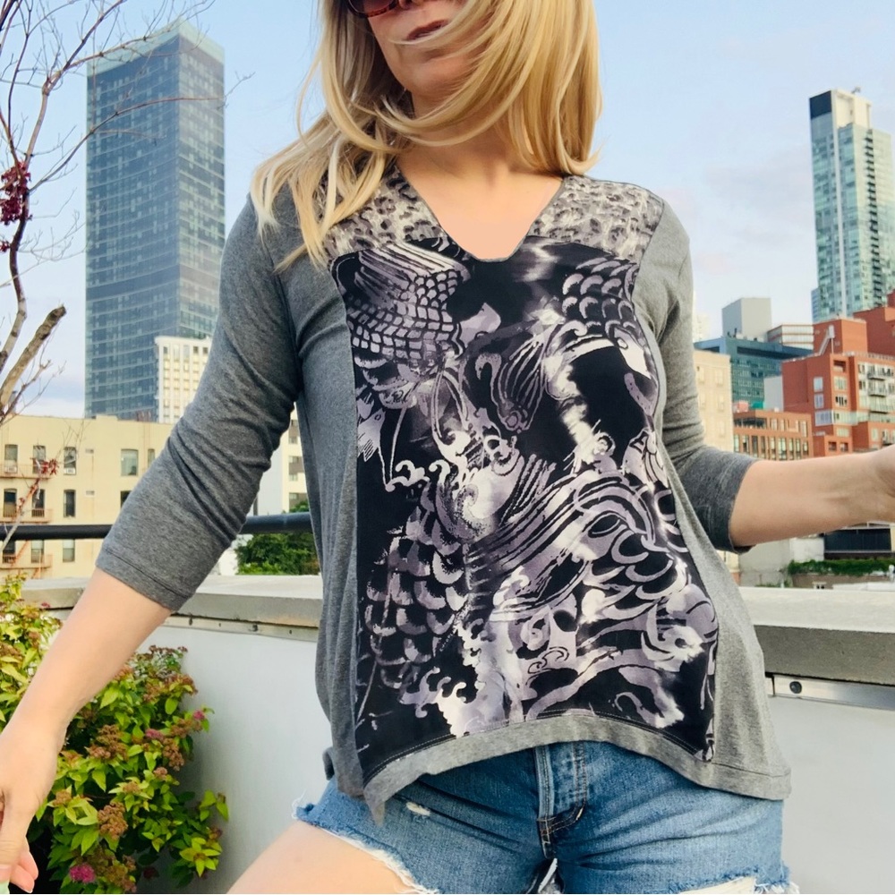 HARARI	Tops Silk Floral Abstract Tattoo Front V-Neck Stretch Gray Shirt Blouse - Picture 5 of 13